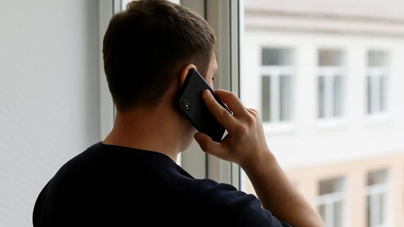 Мужчина разговаривает по телефону