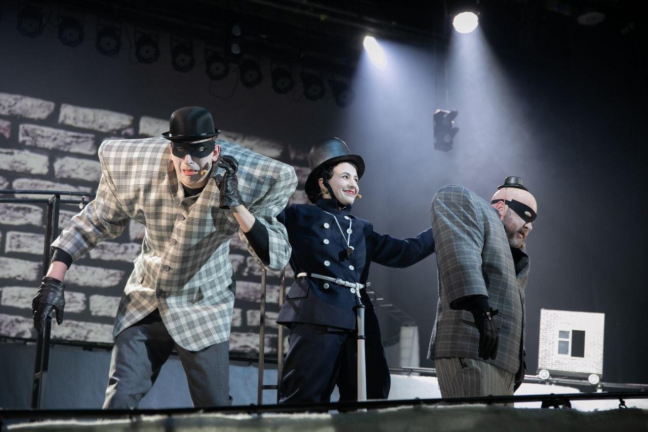 Игрушечный город, экран и фея Бефана. Евгений Корняг поставил детский кукольный спектакль