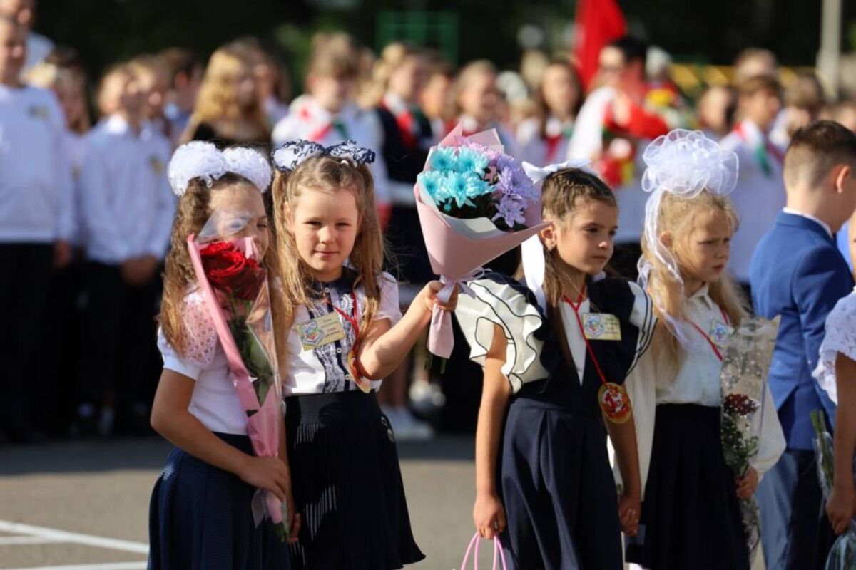 школьники на линейке школьники на линейке