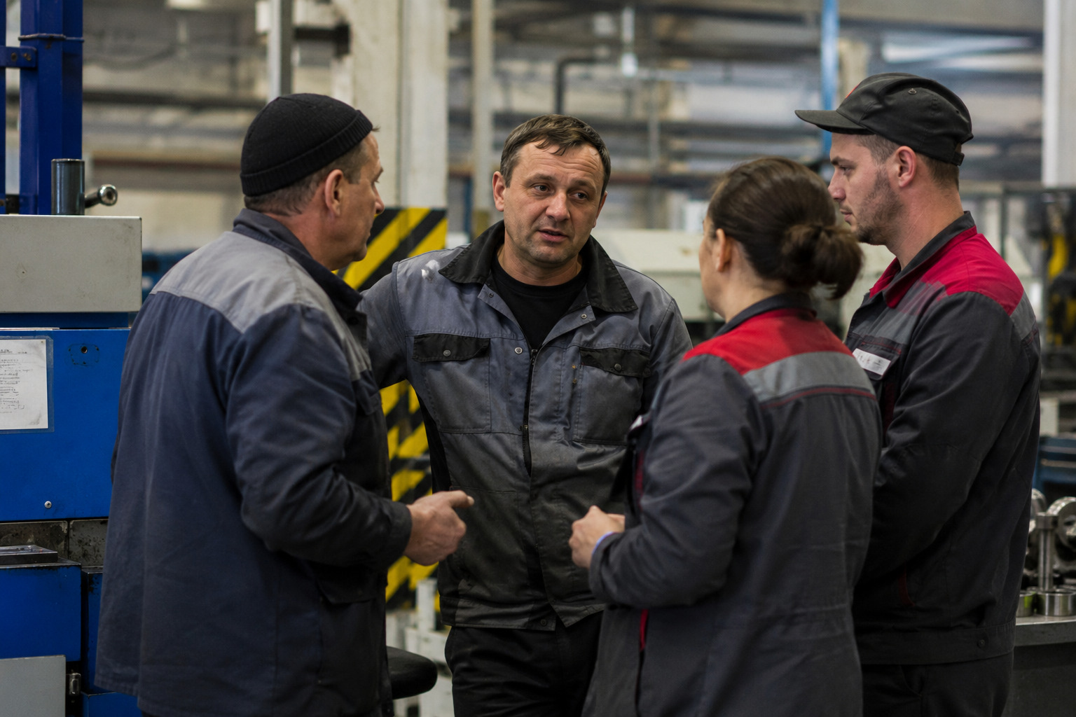коллеги на работе обсуждают зарплату