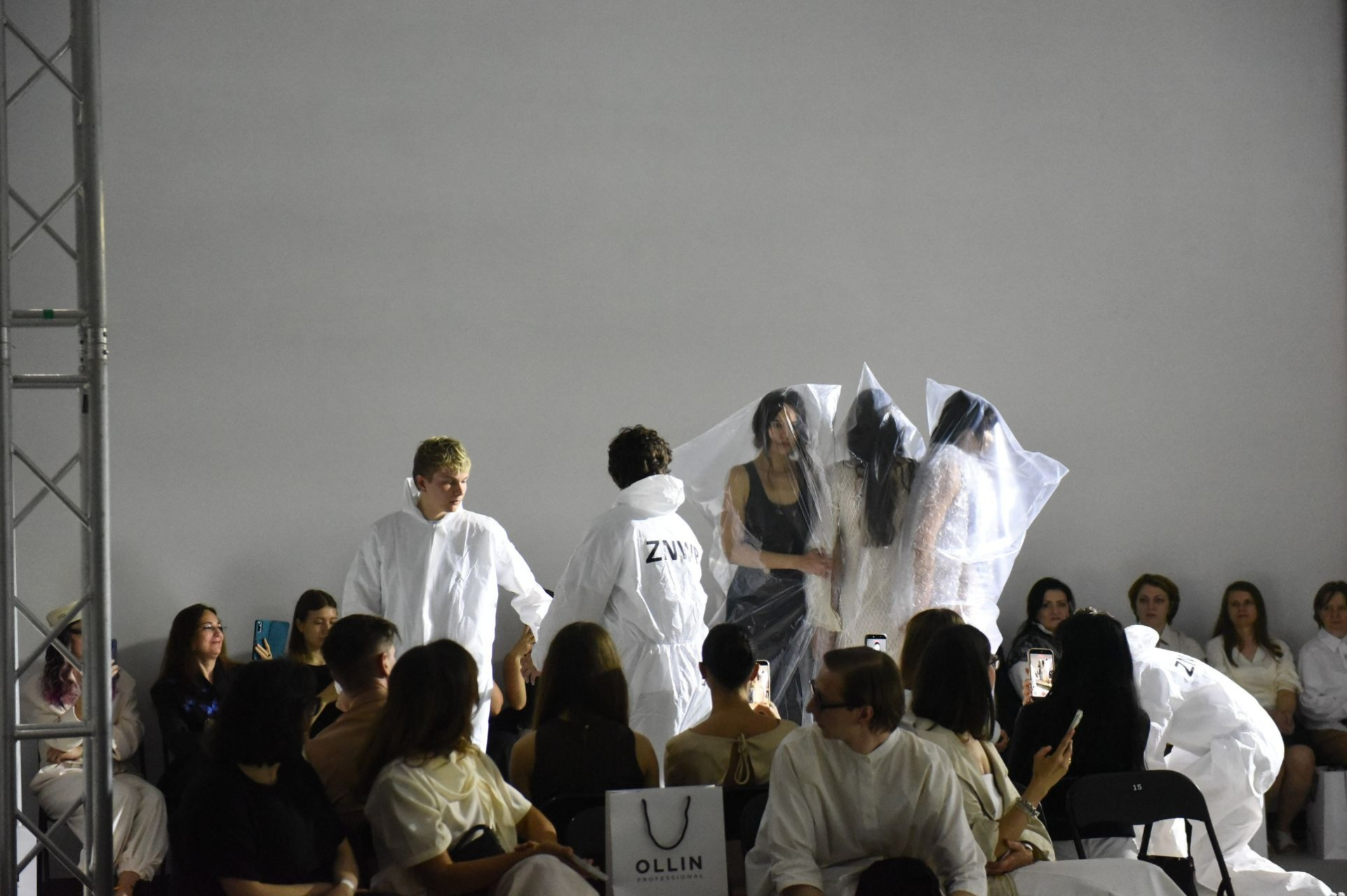 Красивый подиум, сильные коллекции и перформанс ZNWR. Каким получился Fashion Fabrique 3.0? 