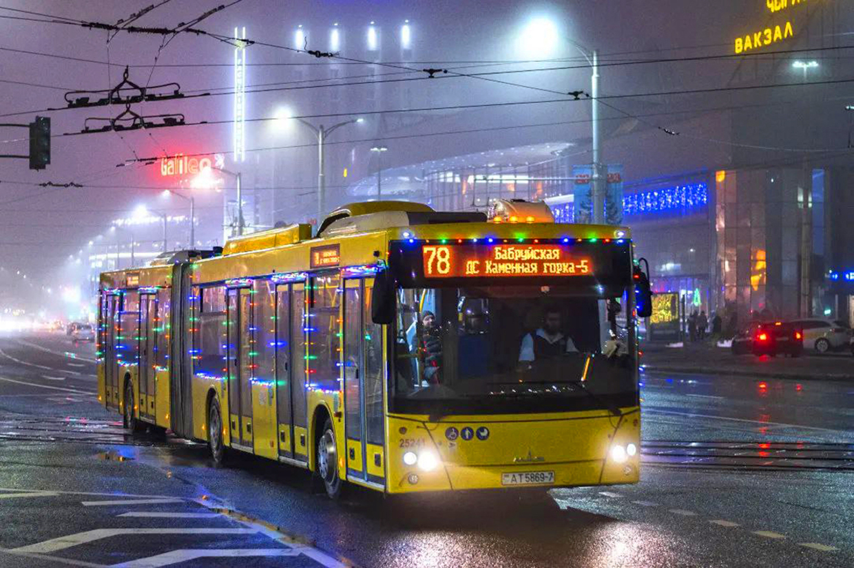 Автобус в Минске с новогодней гирляндой