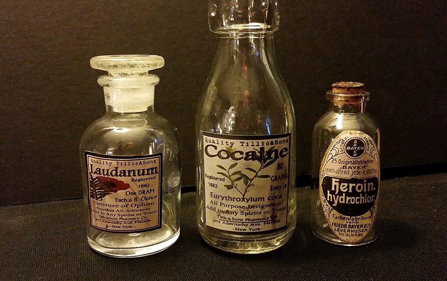 Лекарства из аптечки XIX века.jpg