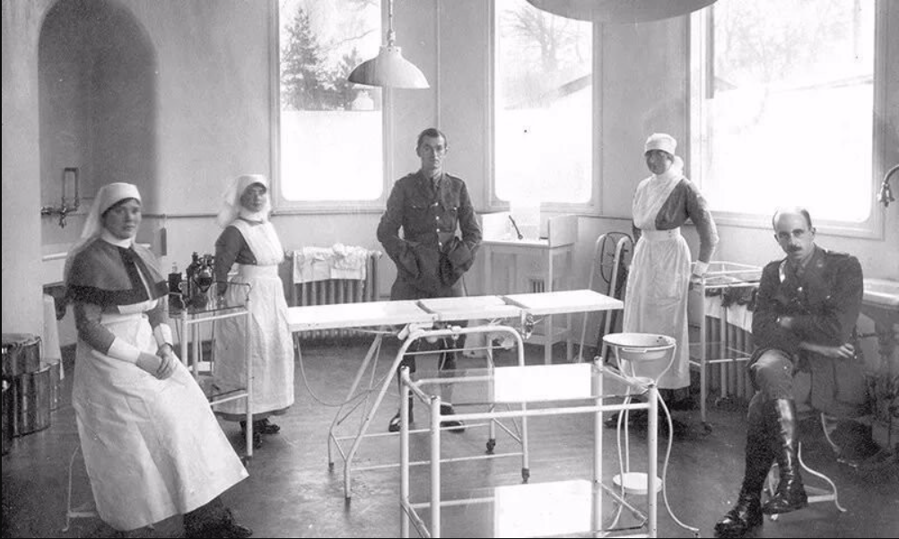 Так выглядела челюстно-лицевая операционная Королевского госпиталя Сидкап. Справа - хирург Гарольд Гиллис