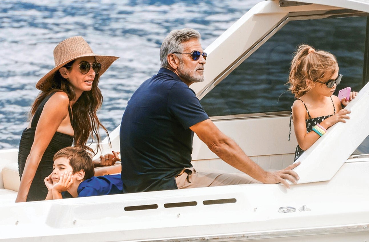 Клуни с семьей Клуни с семьей