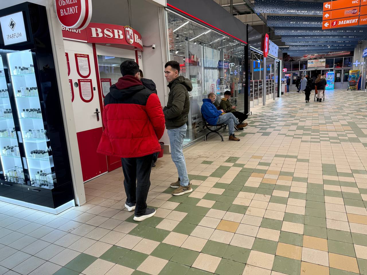очередь из 3 человек перед обменником в Минске