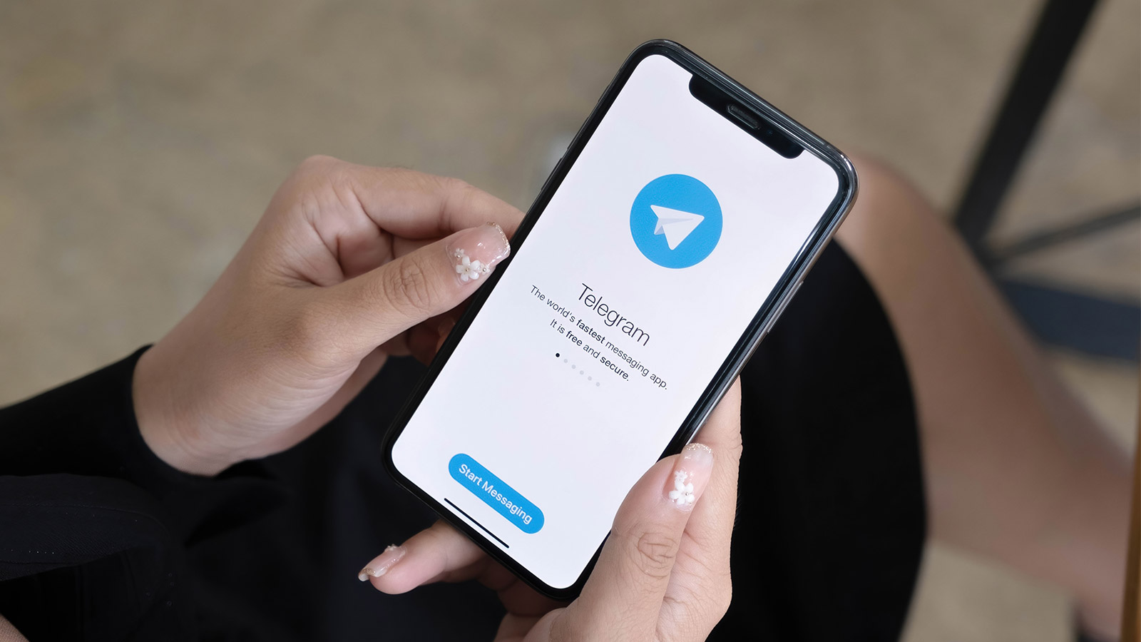 человек сидит в Telegram