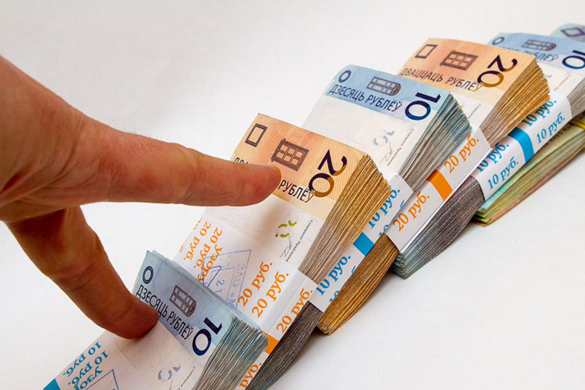 пачки белорусских рублей