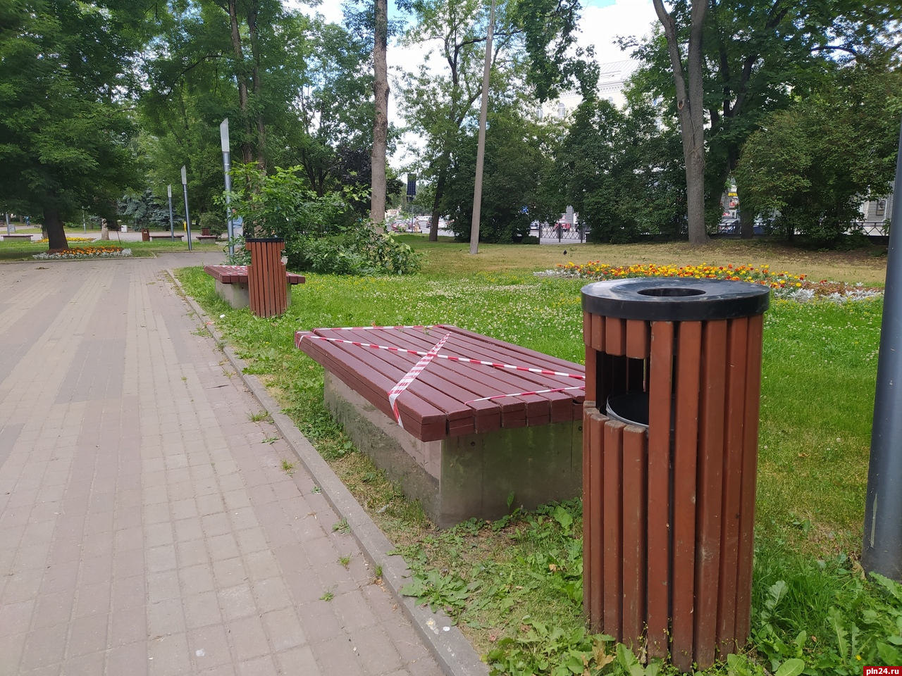 лавочка и мусорка в парке