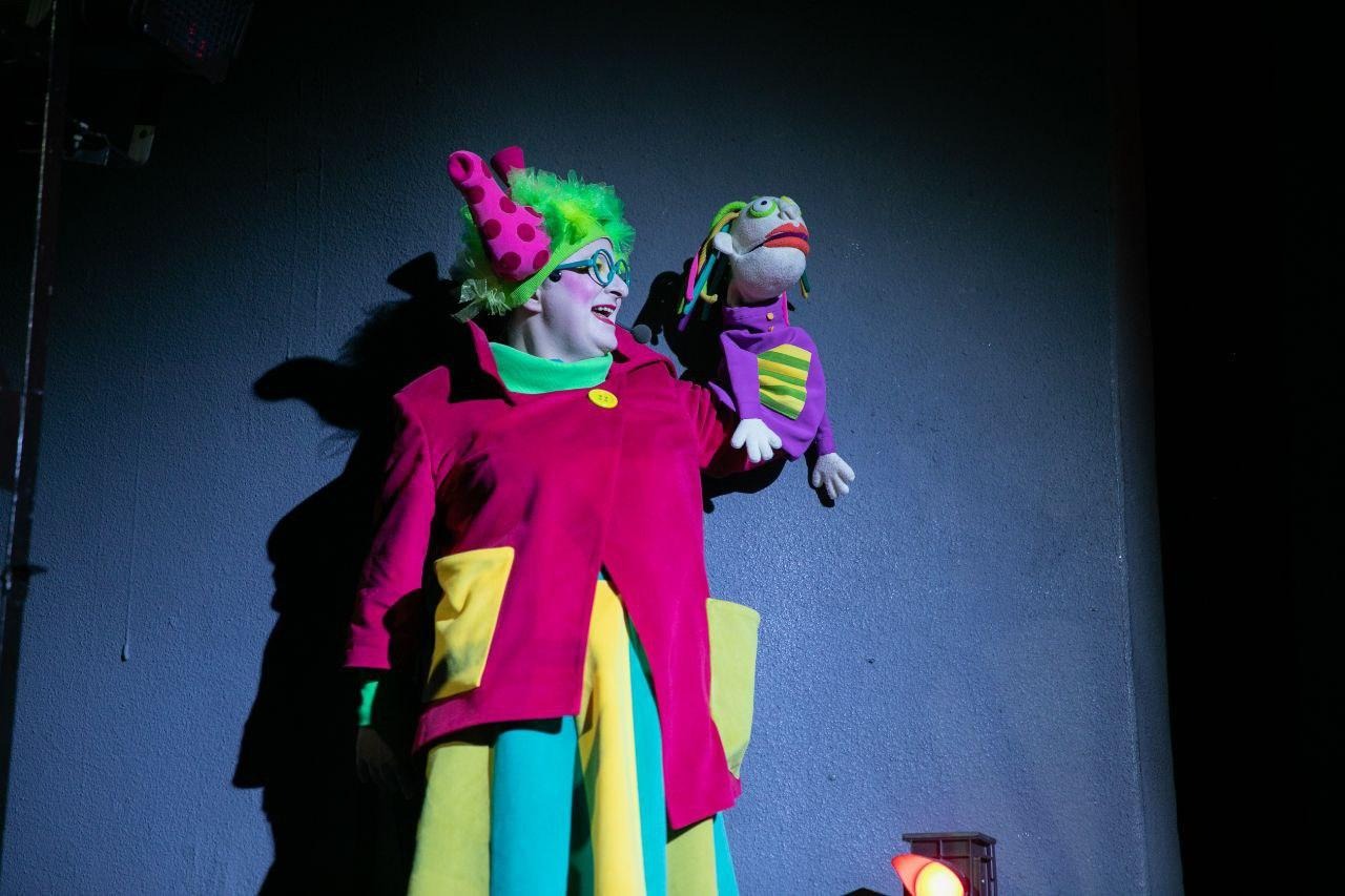 Игрушечный город, экран и фея Бефана. Евгений Корняг поставил детский кукольный спектакль