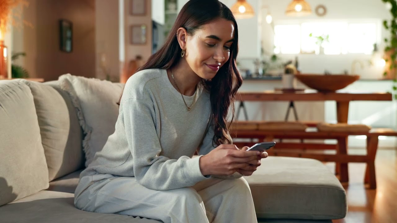 девушка в телефоне