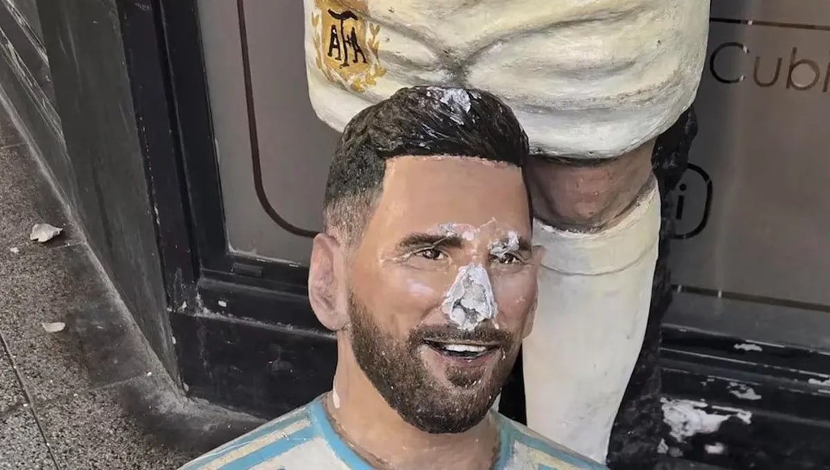 статуя Месси