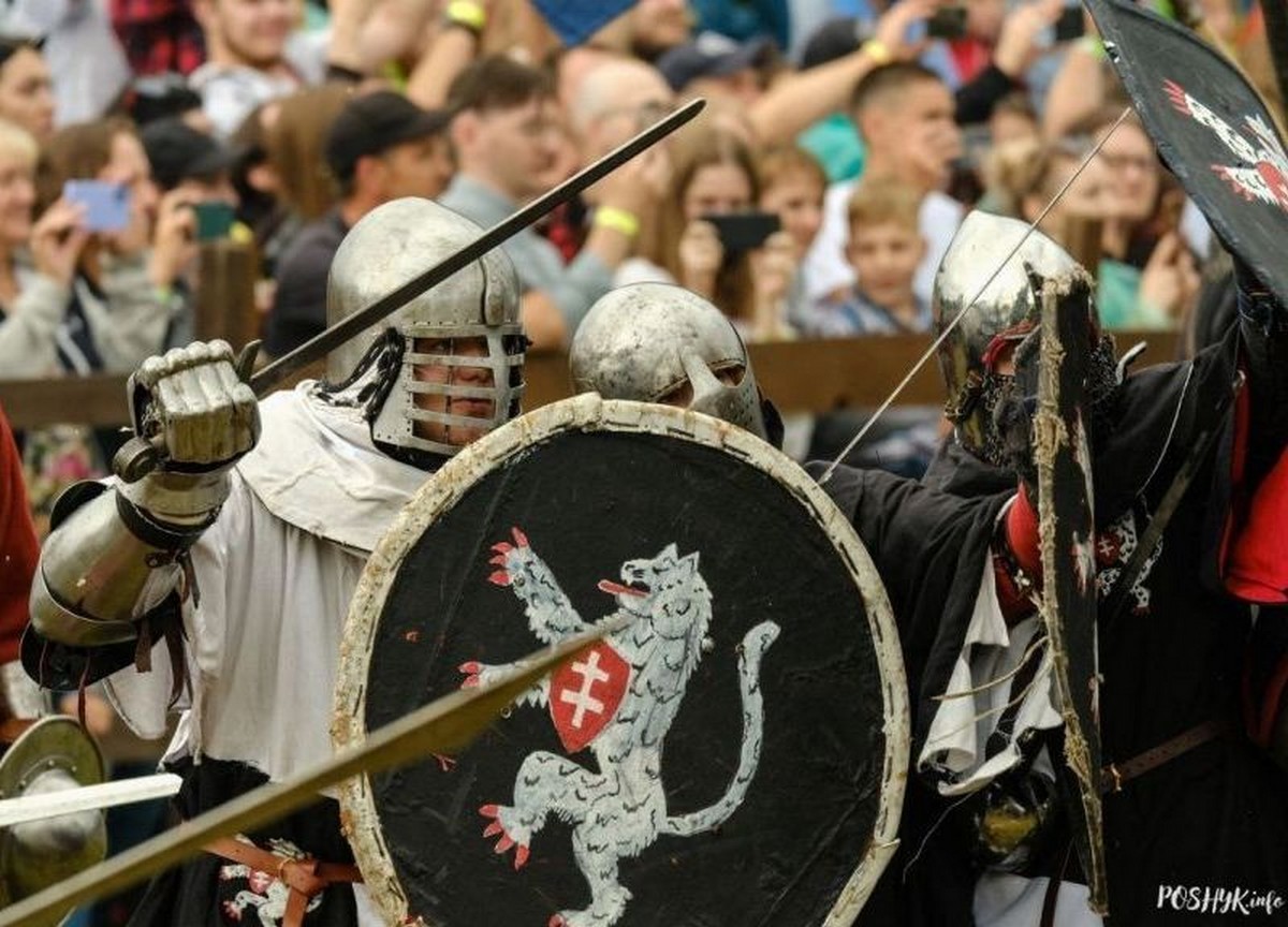 5-На щите эмблема клуба Снежный барс.jpg