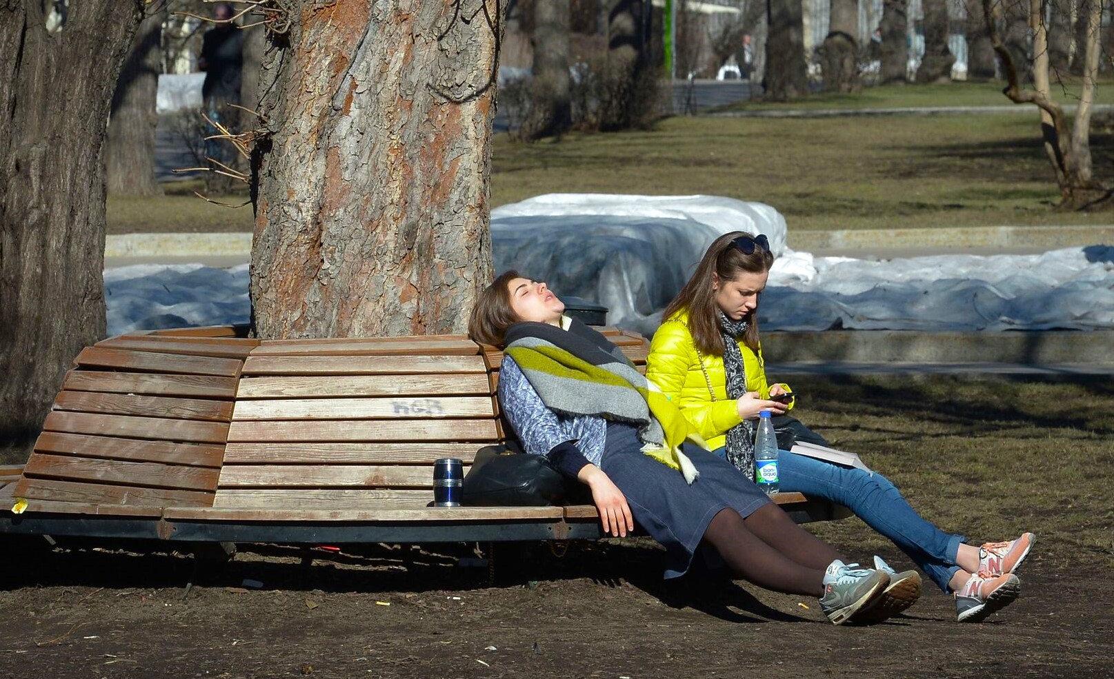 Белорусы греются на солнце