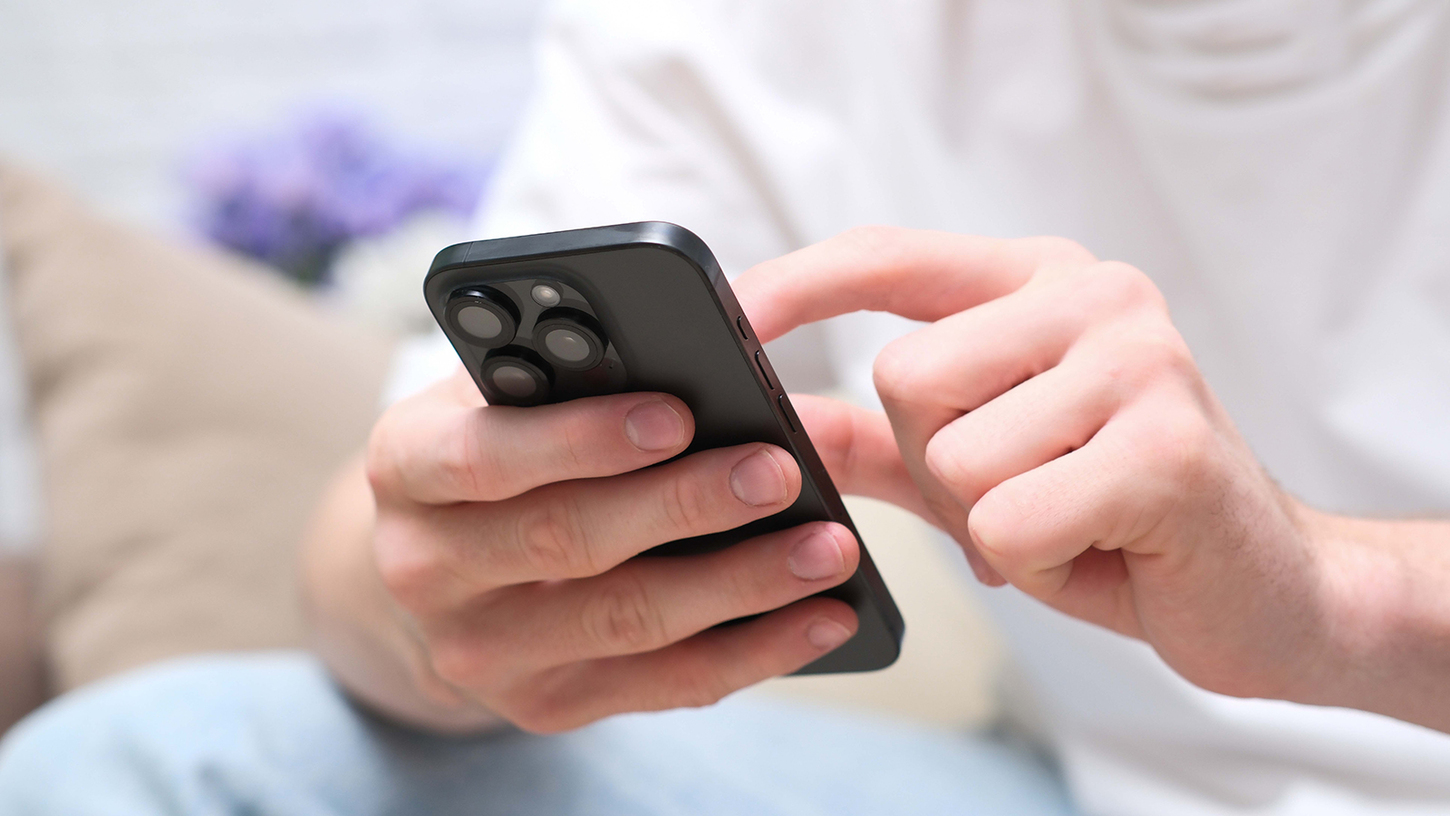 телефон в руках телефон в руках