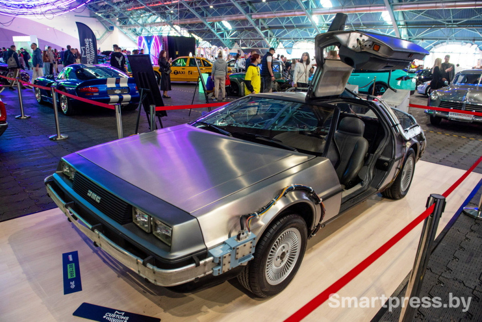 DeLorean DMC-12 на автошоу Тачки cyber