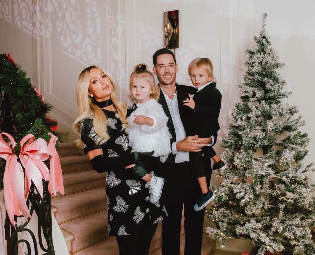 Пэрис с детьми и мужем