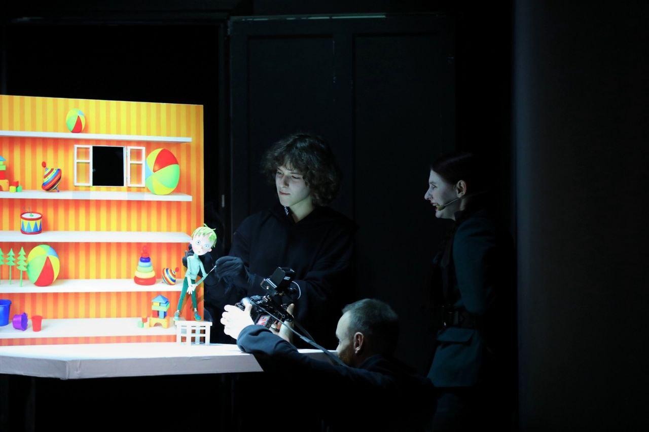 Игрушечный город, экран и фея Бефана. Евгений Корняг поставил детский кукольный спектакль