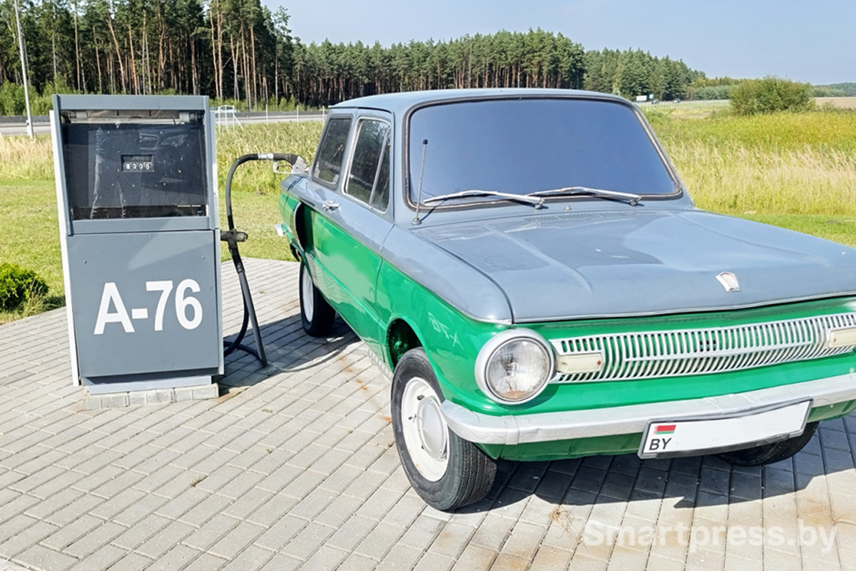 Запорожец на старой АЗС Запорожец на старой АЗС