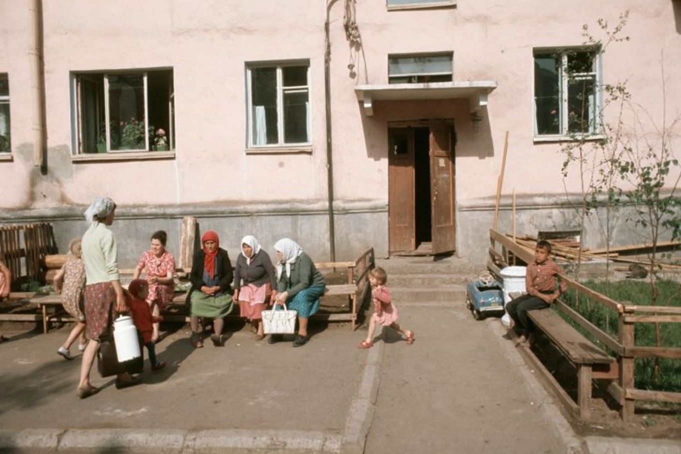 Бабушки у подъезда.jpg