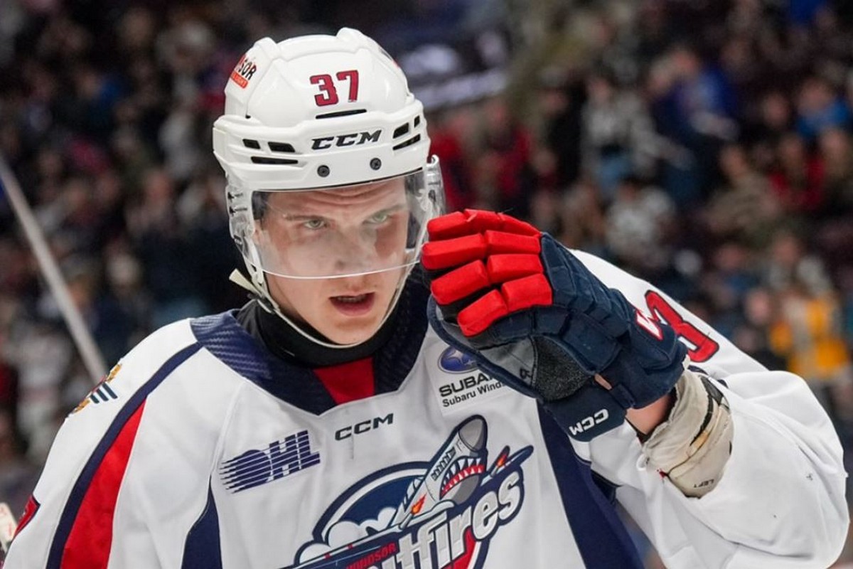 2-Илья Протас в форме Виндзор Спитфайрз.jpg