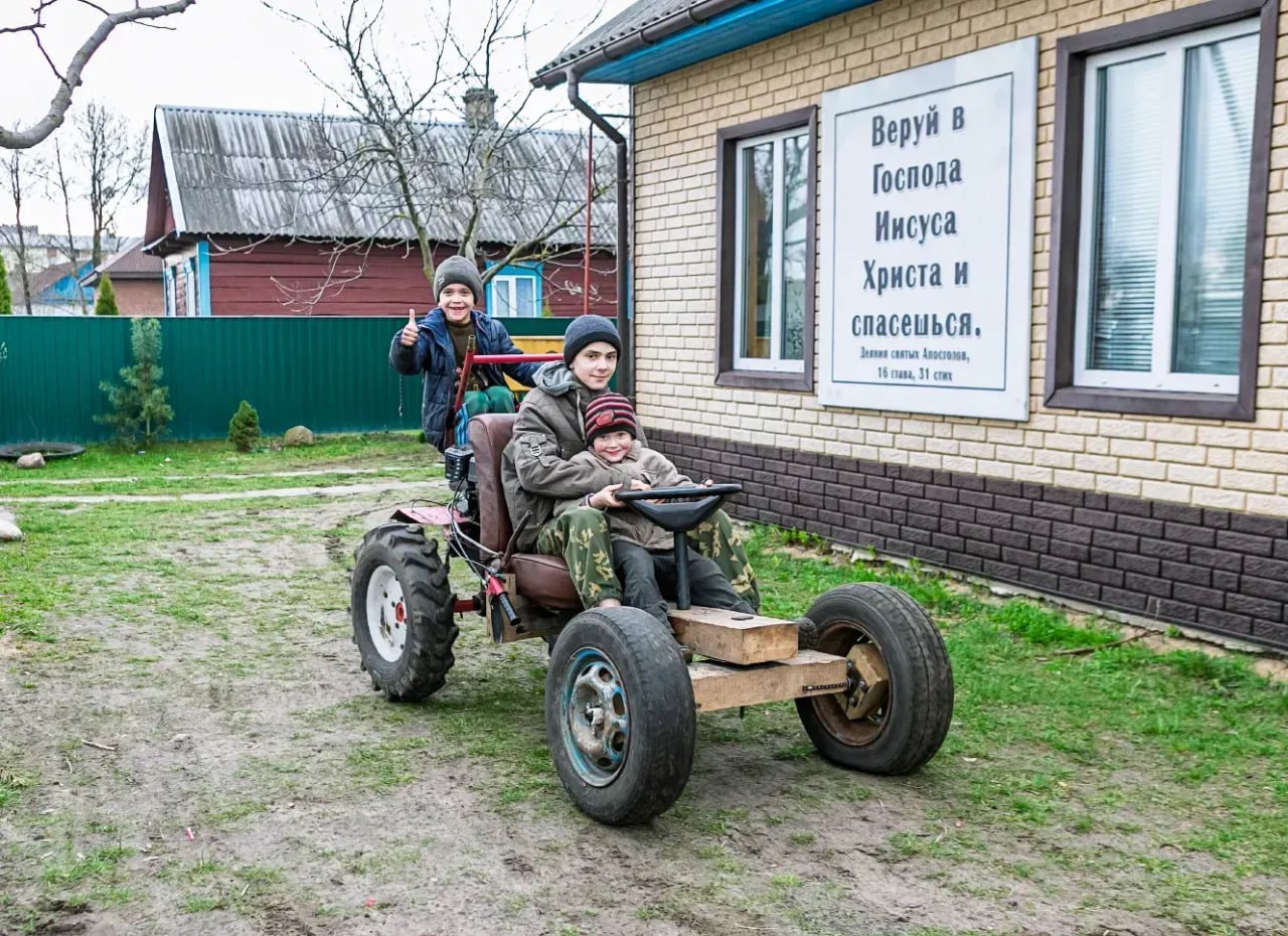 дети иванова на тракторе.jpg