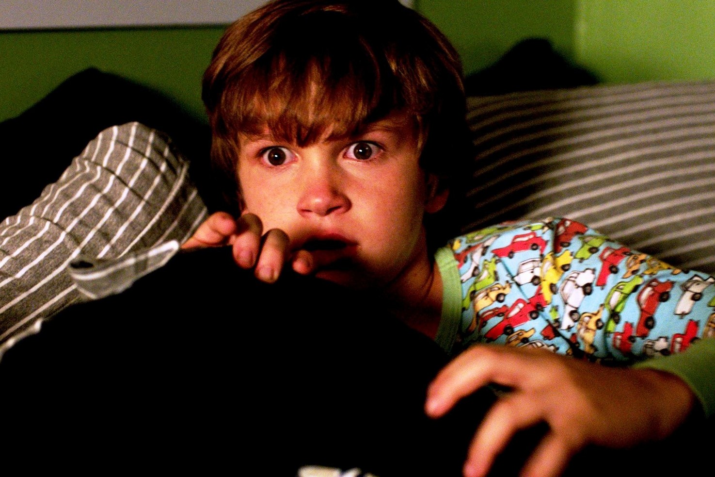 3-Испуганный ребенок кадр из фильма И гаснет свет.jpg