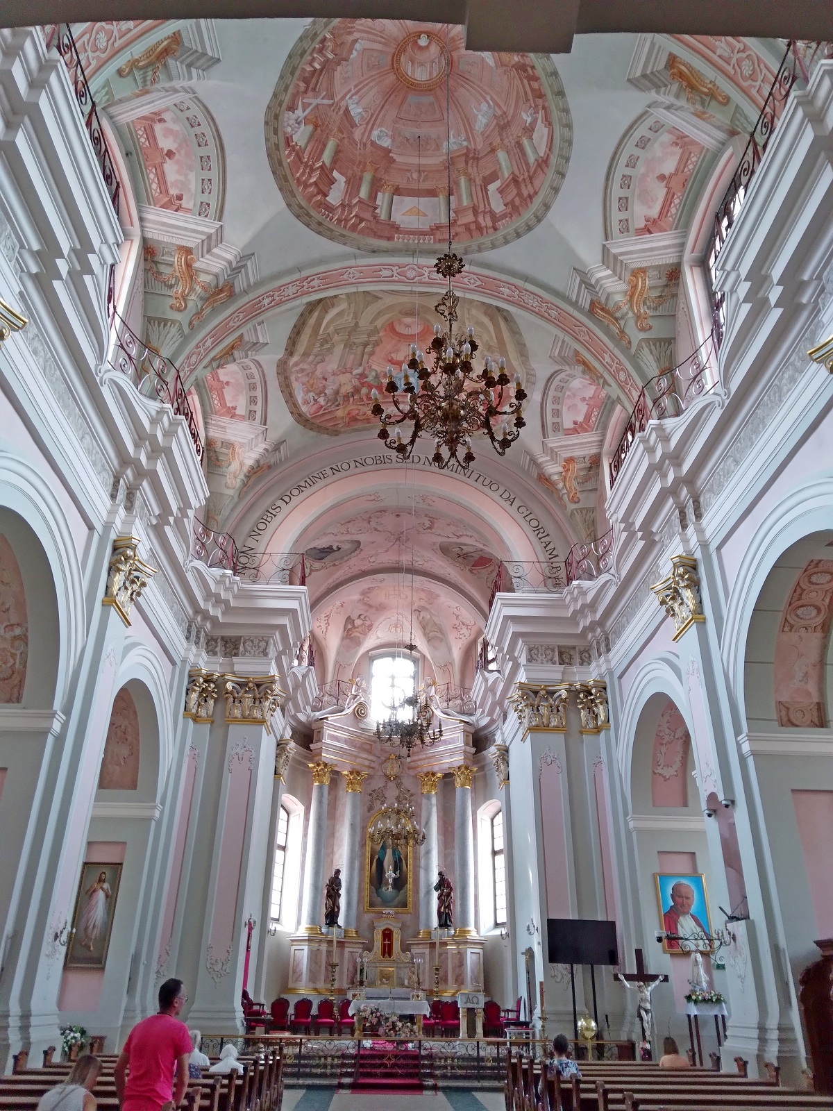 12-Бывший костел иезуитов внутри.jpg