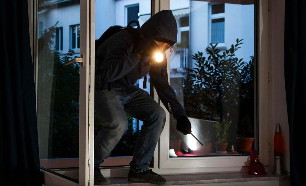 вор в окно