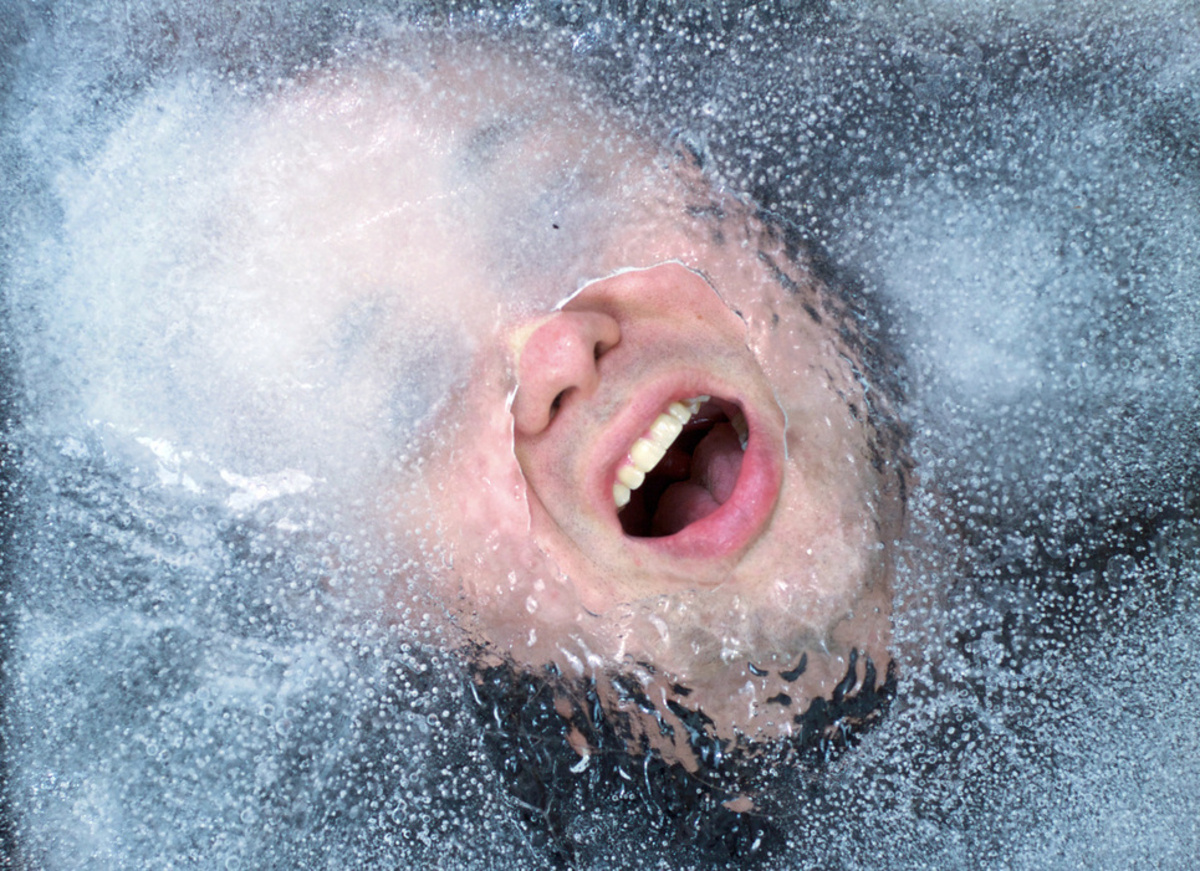 человек за льдом при сильном морозе