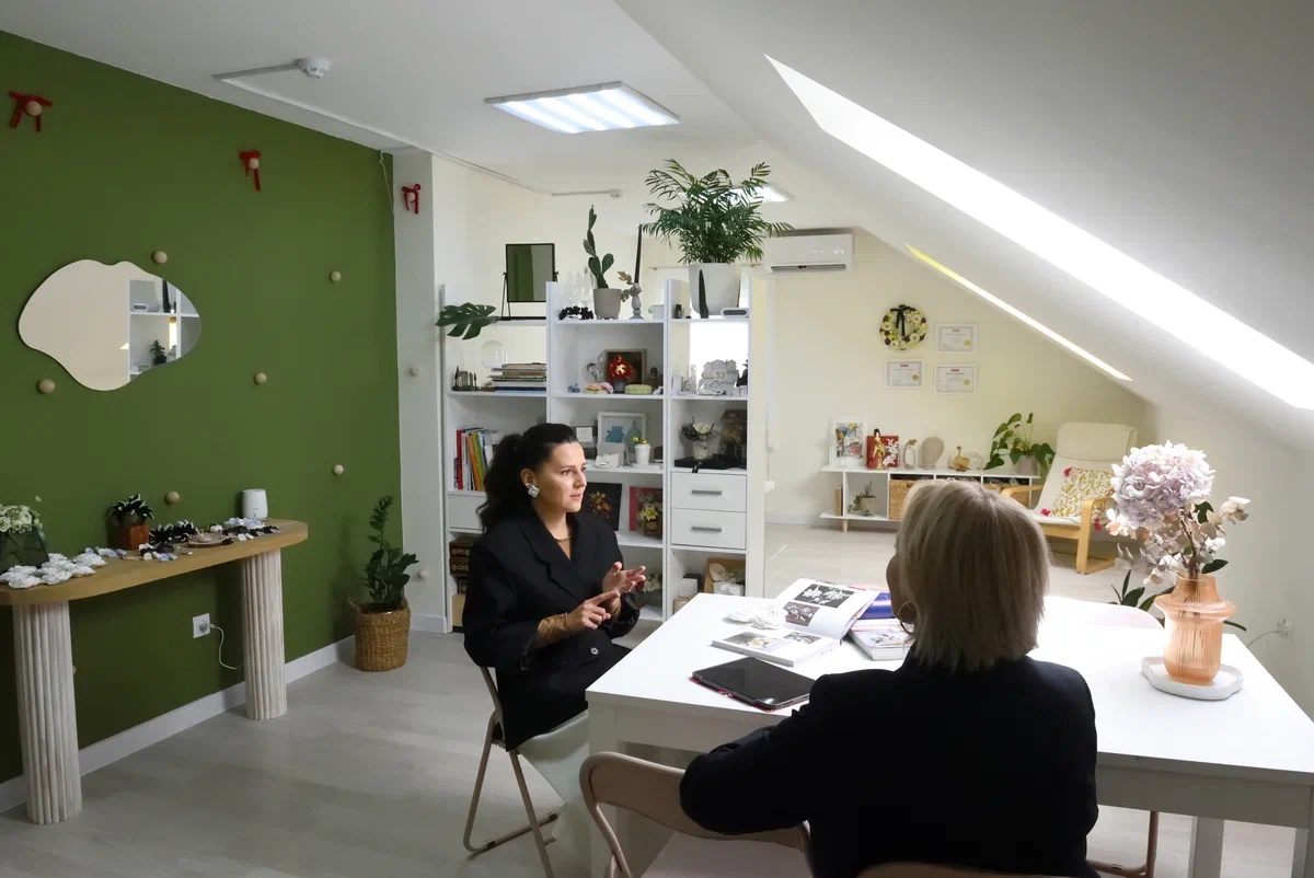 1-Дизайнер украшений Мила Игнатик во время интервью Смартпресс.png