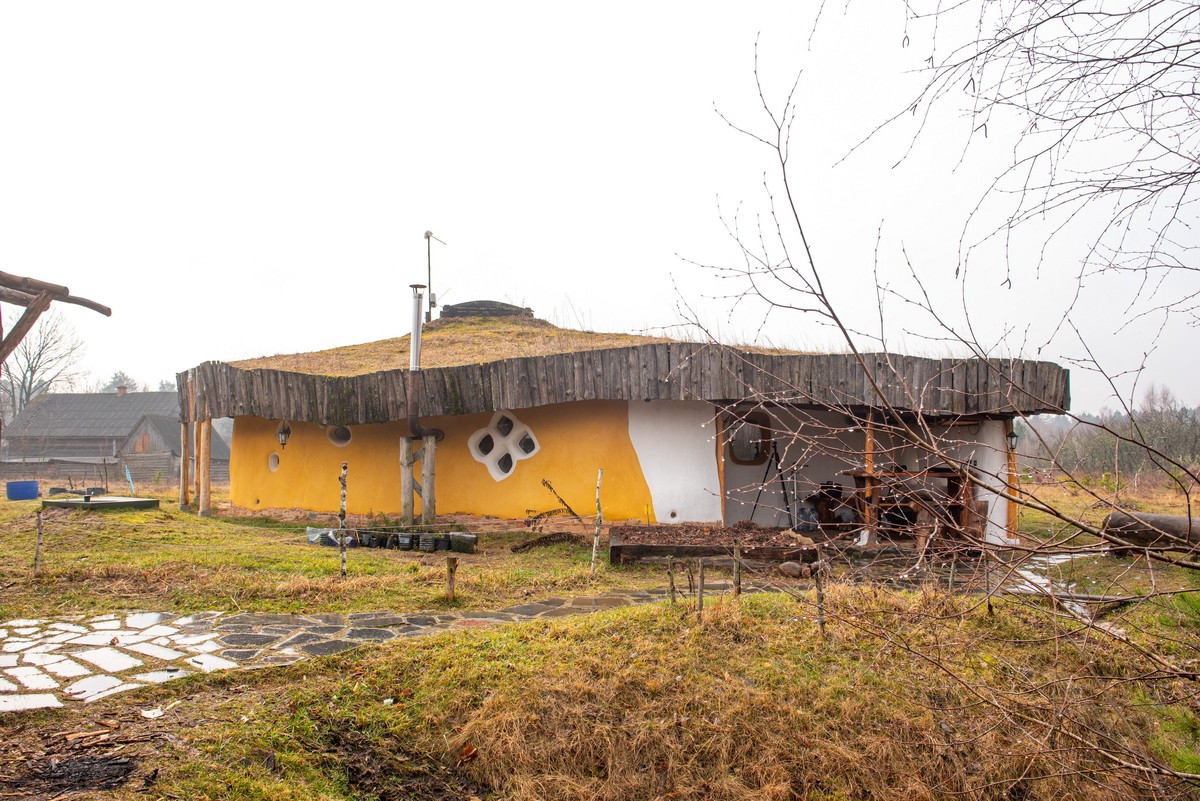 Парень построил дом из глины 8.jpg