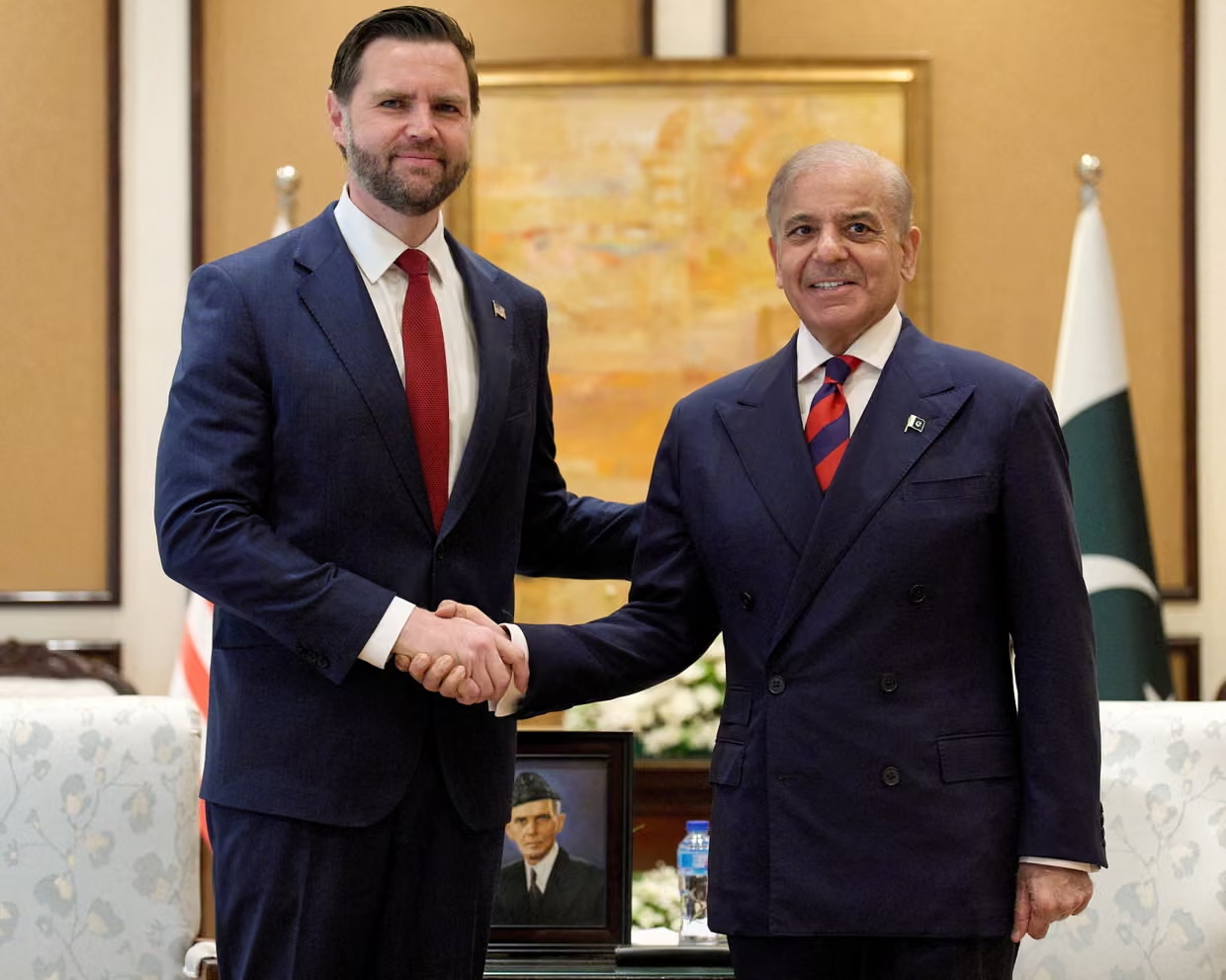 Вице-президент США Джей Ди Вэнс и премьер-министр Пакистана Шахбаз Шариф (справа)