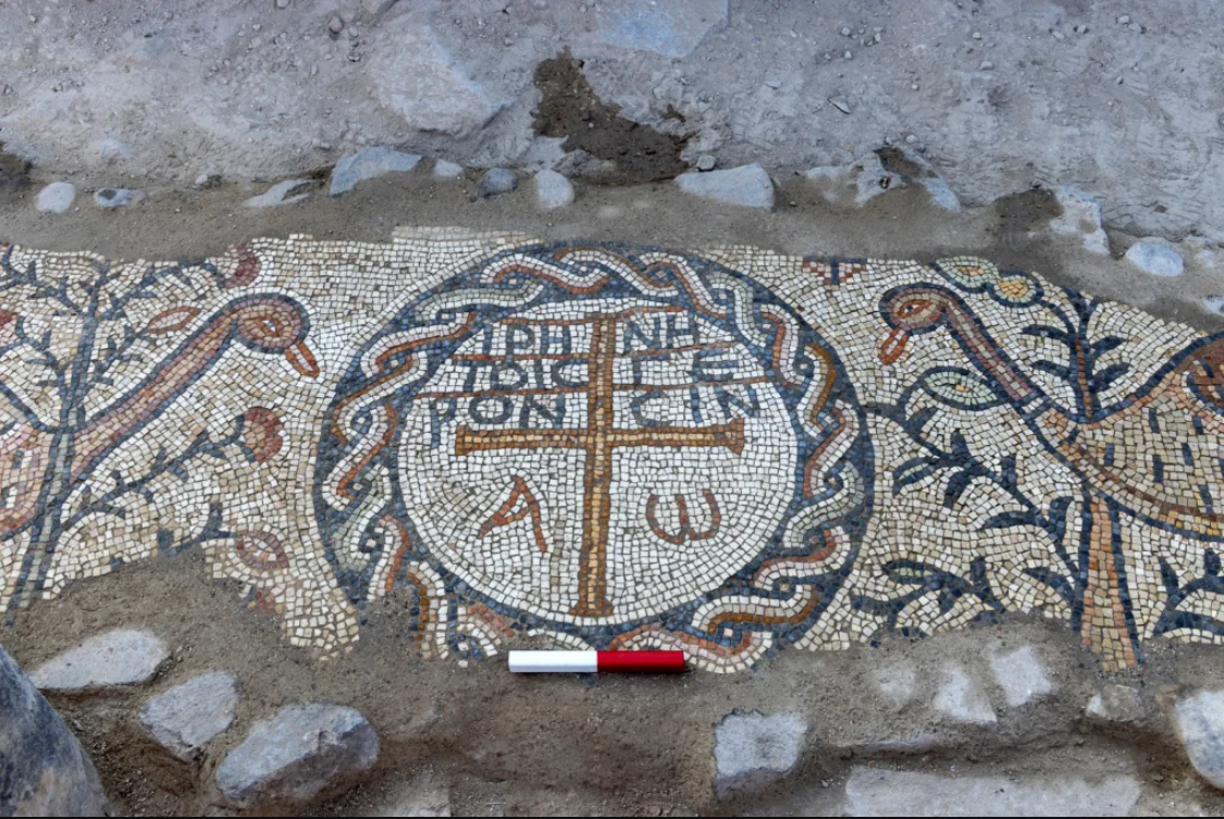 мозаика с надписью Мир старейшинам