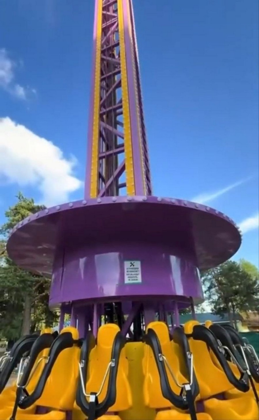 Башня свободного падения парк Челюскинцев Минск.jpg Башня свободного падения парк Челюскинцев Минск.jpg