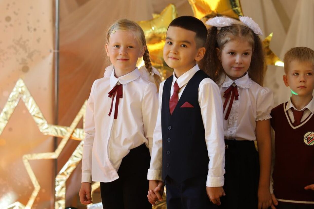 школьники после линейки школьники после линейки