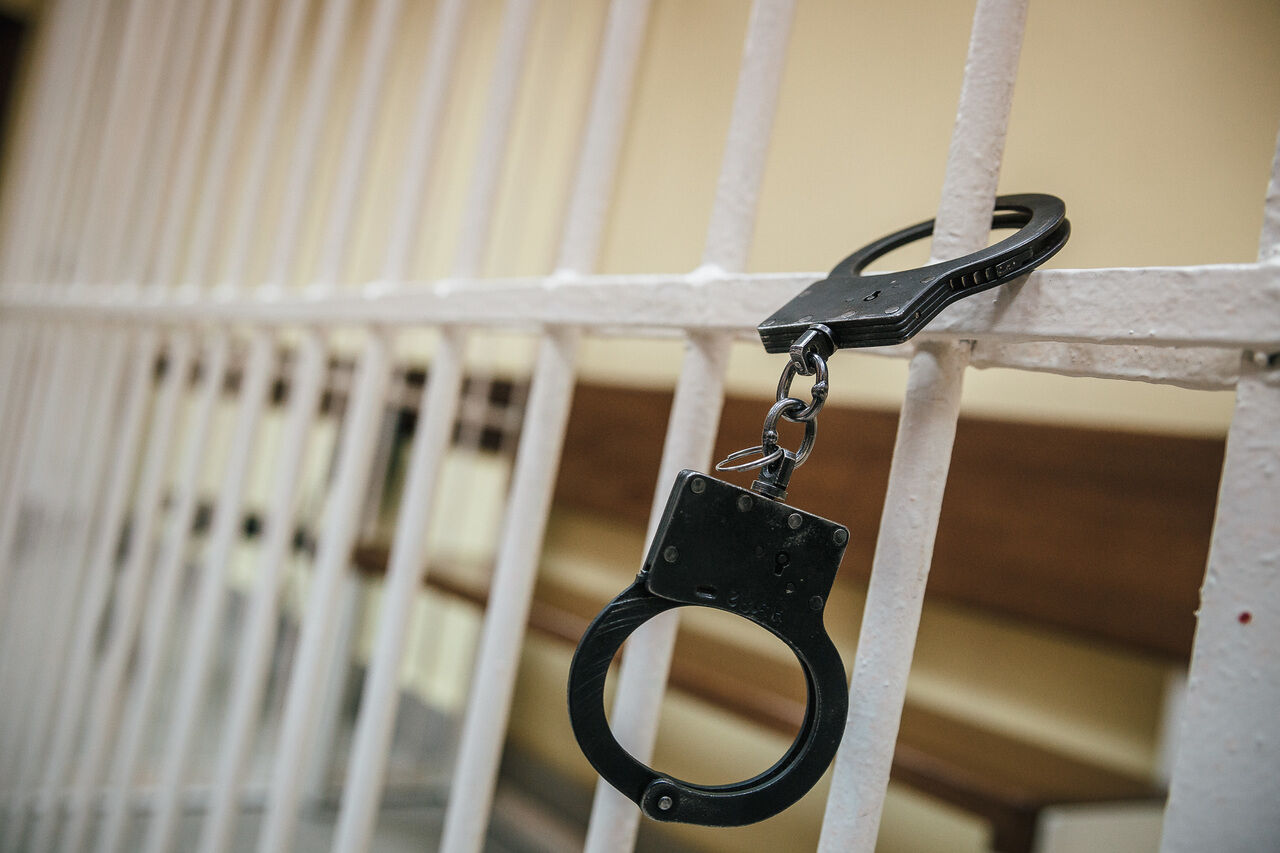 наручники и тюрьма