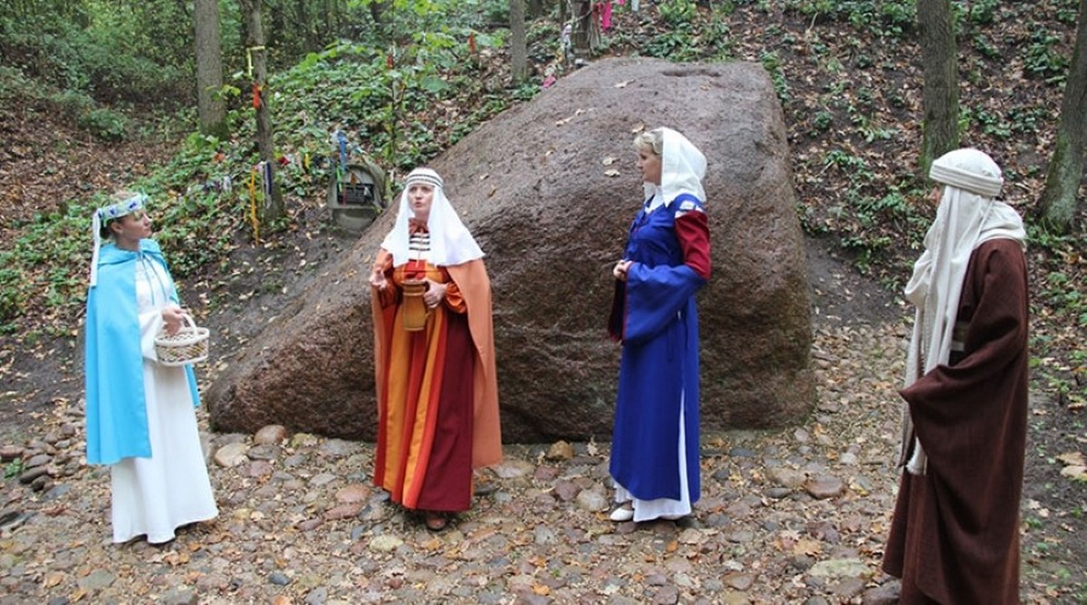 Невестин камень в Ошмянском районе.jpg