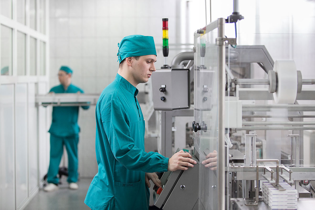 работник на фармпредприятии