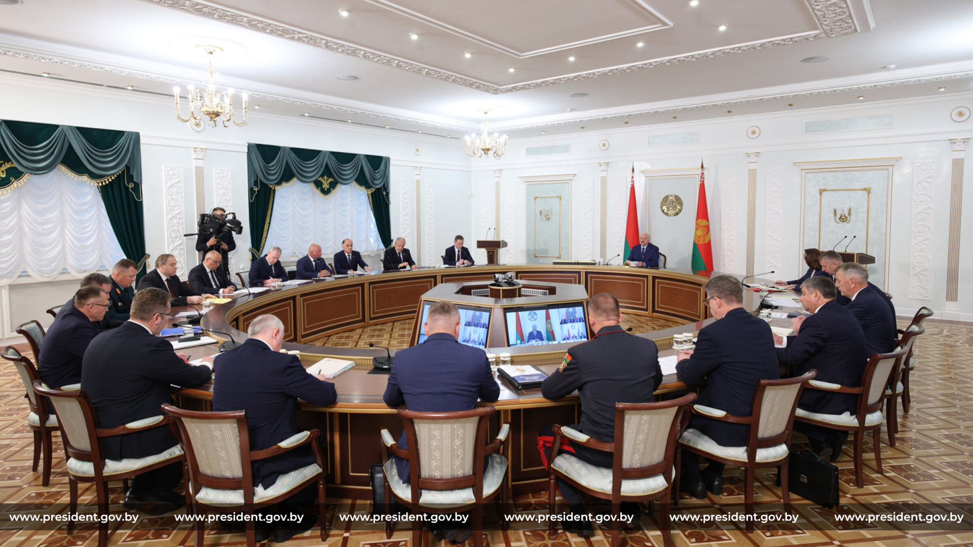 Лукашенко на совещании.jpg