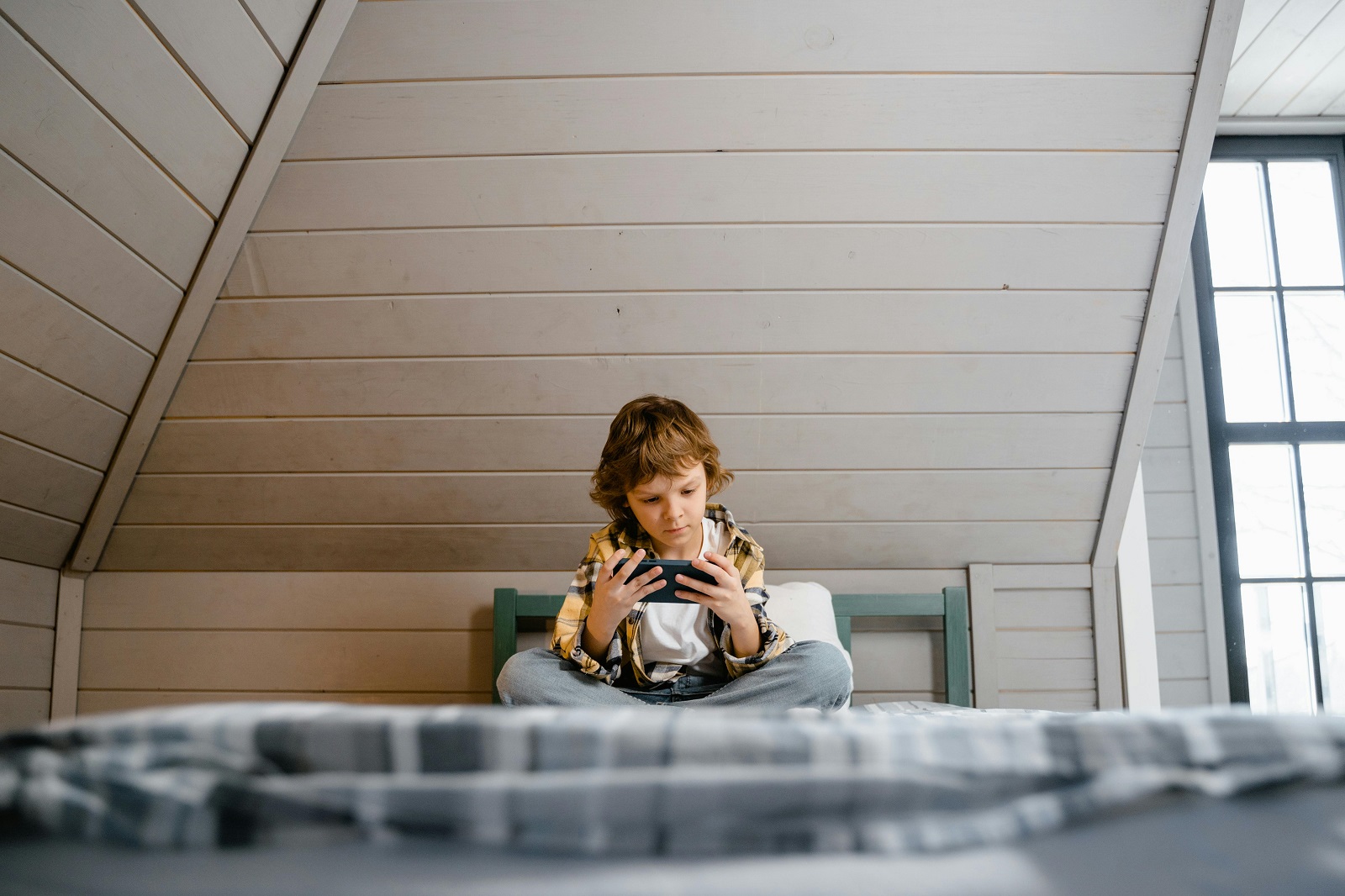 ребенок в смартфоне фото MART PRODUCTION