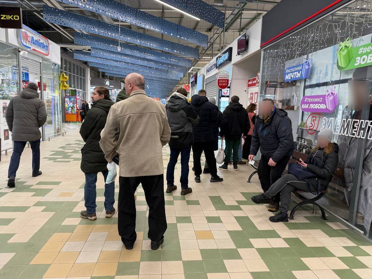 очередь из 10 человек перед обменником в Минске