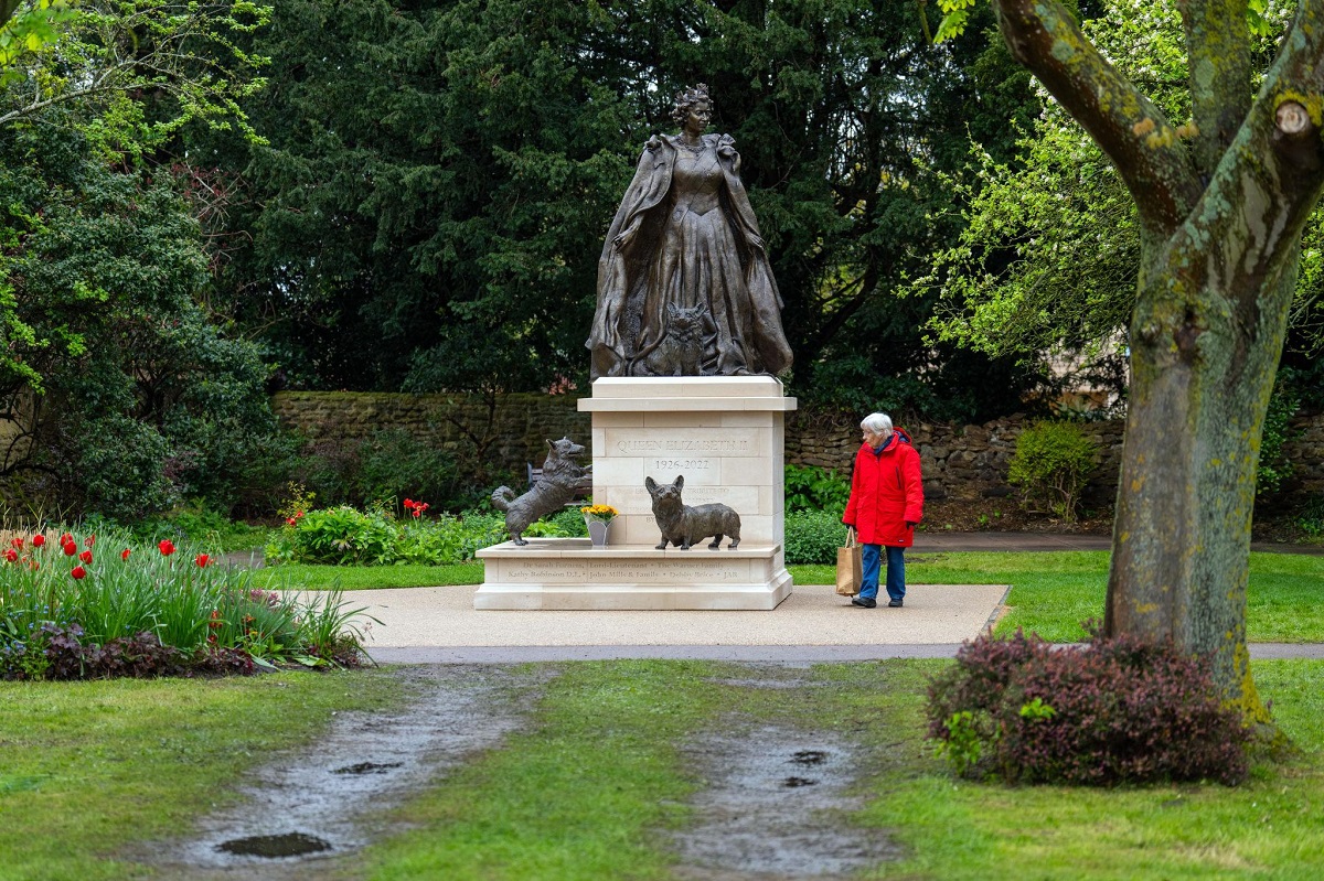 памятник королеве с корги