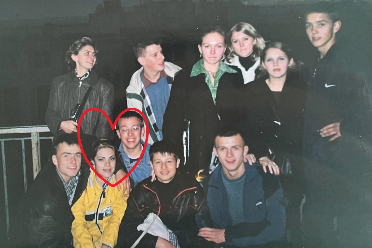 4-2-Настя (в желтой кофте) и Андрей (рядом с ней в очках) в 11-м классе.jpg