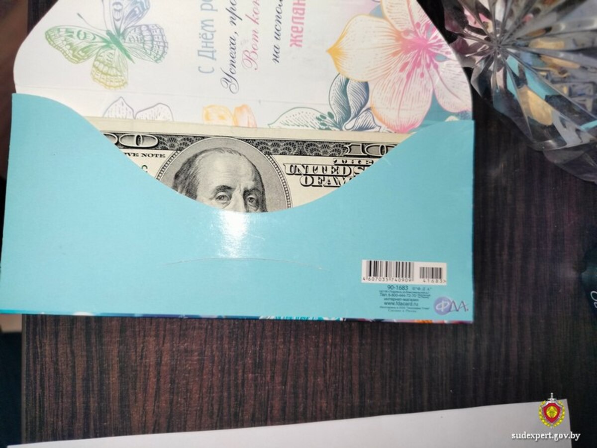 доллары в бумажном конверте