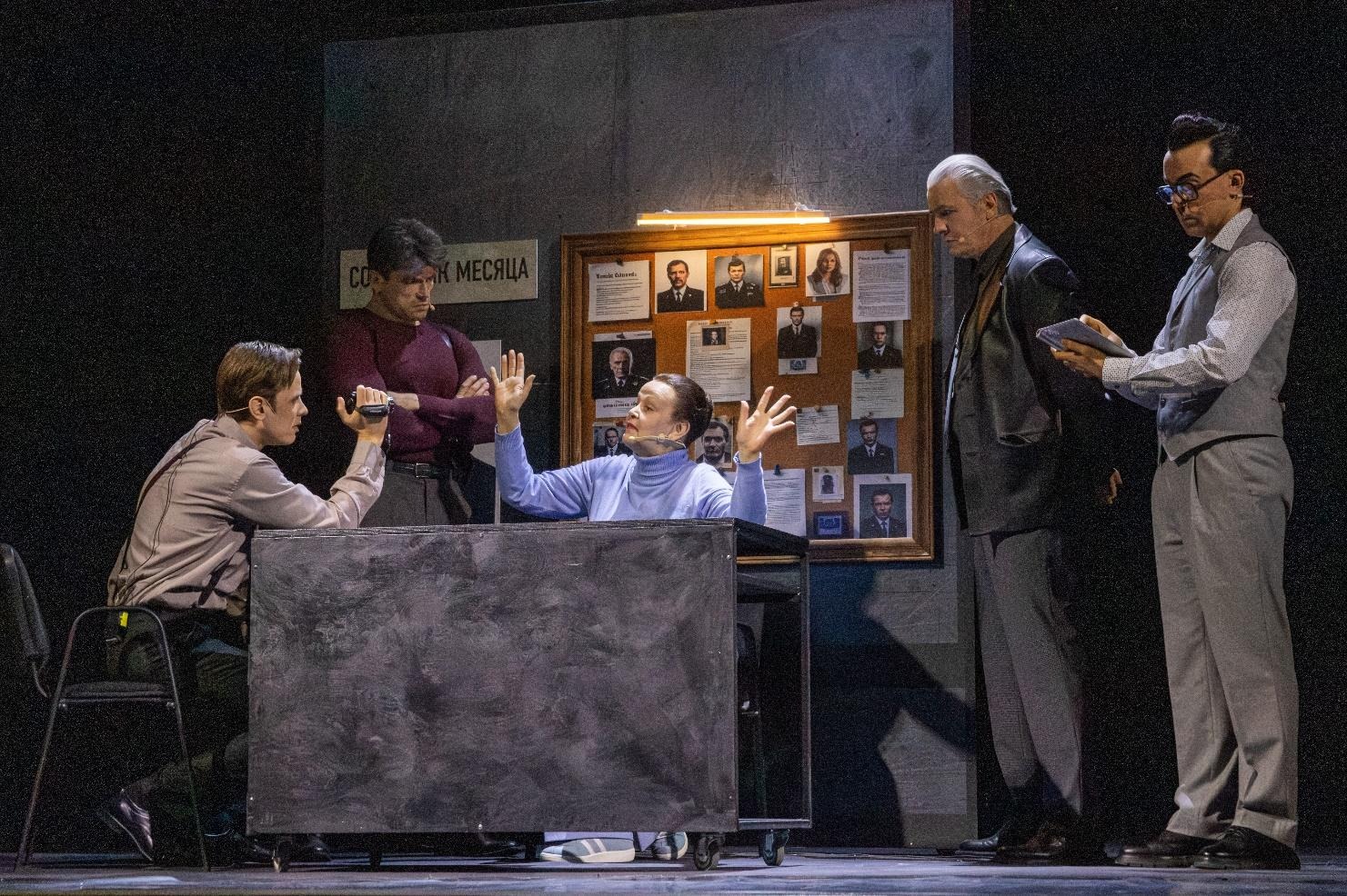 Шахматы, ИИ и стрельба: как выглядит комедия абсурда про пенсионеров в театре Горького
