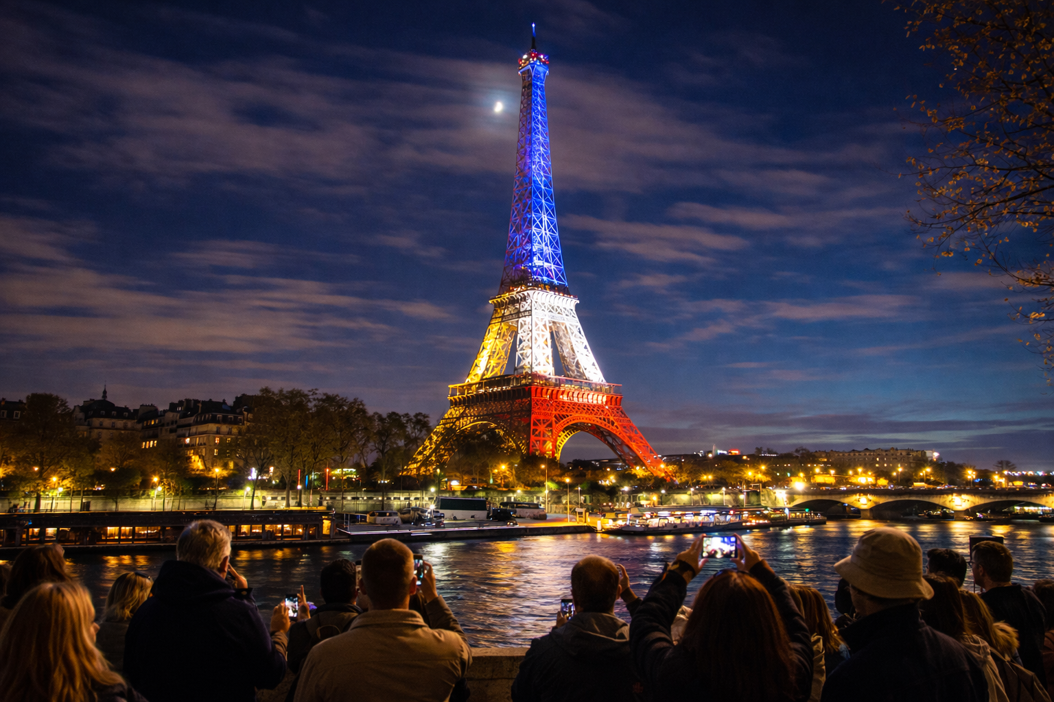 9-Эйфелева башня в цветах французского флага.png