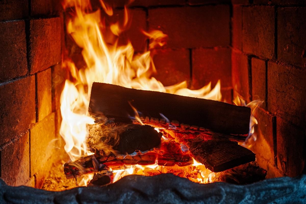 10-Дрова горят в печи.jpg