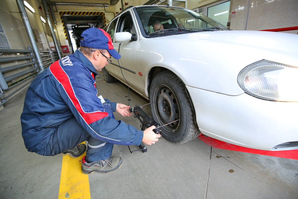 сотрудник Белтехосмотра проверяет машину