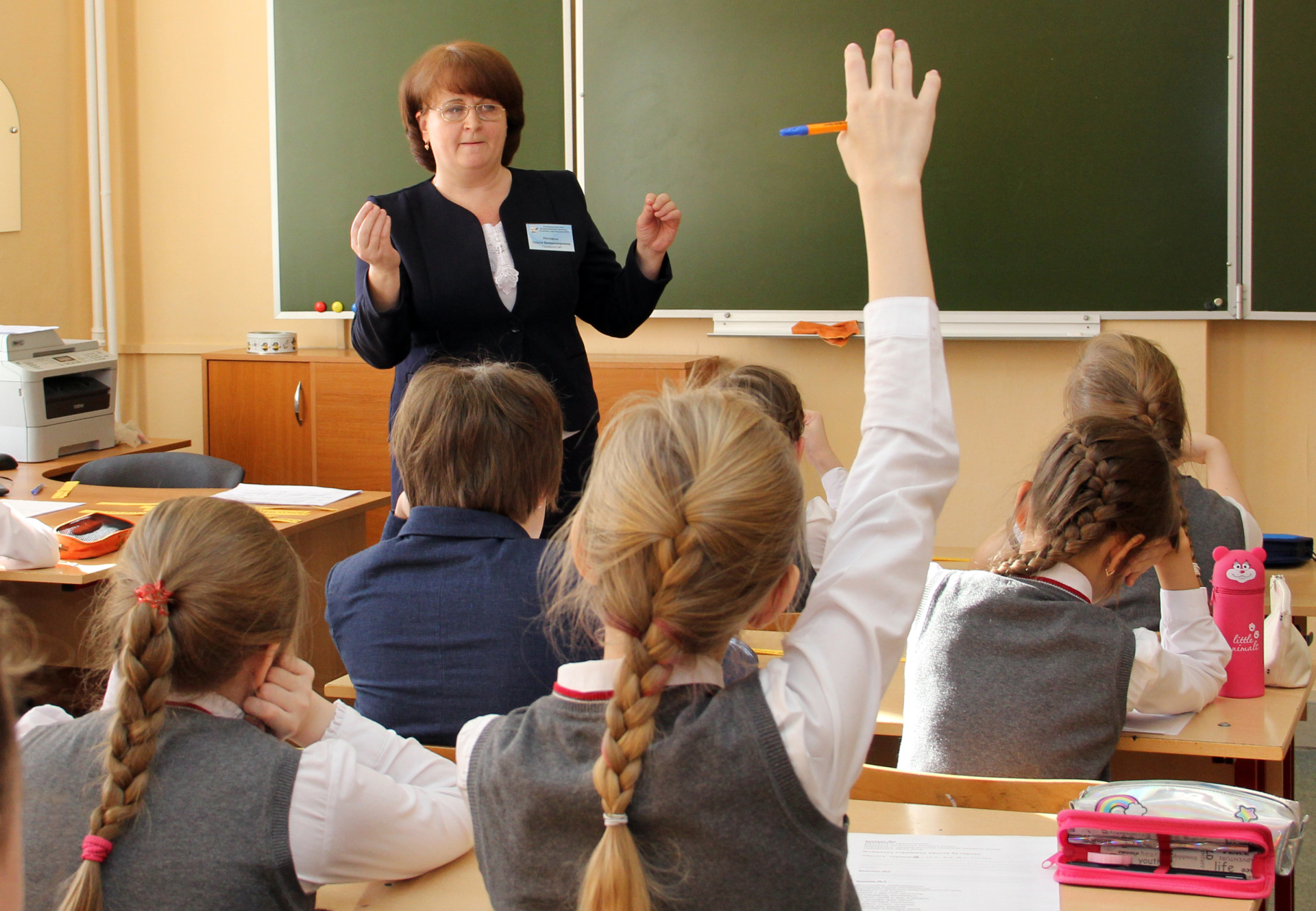 учитель и ученики в школе